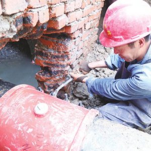 安徽阜陽(yáng)：不畏烈日，他們走遍大街小巷